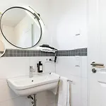 Edel&liebe Neubau Mit Fahrstuhl, Parkplatz, Balkon, W-lan, Ruhige Lage, Einkaufsmoeglichkeiten 500m Entfernt *