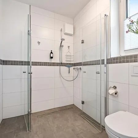 Edel&liebe Neubau Mit Fahrstuhl, Parkplatz, Balkon, W-lan, Ruhige Lage, Einkaufsmoeglichkeiten 500m Entfernt شقة