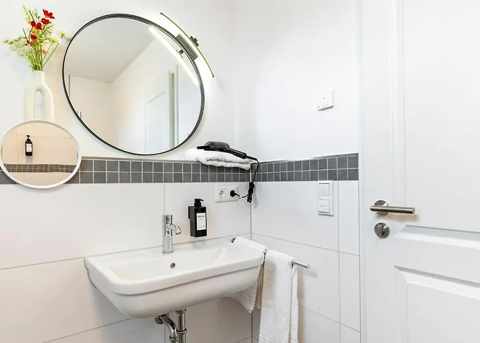 Edel&liebe Neubau Mit Fahrstuhl, Parkplatz, Balkon, W-lan, Ruhige Lage, Einkaufmoeglichkeiten 500m Entfernt *